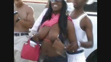 Passion HD இலிருந்து மயக்கும் நவோமி ப்ளூவுடன் ஒல்லியான பேங்